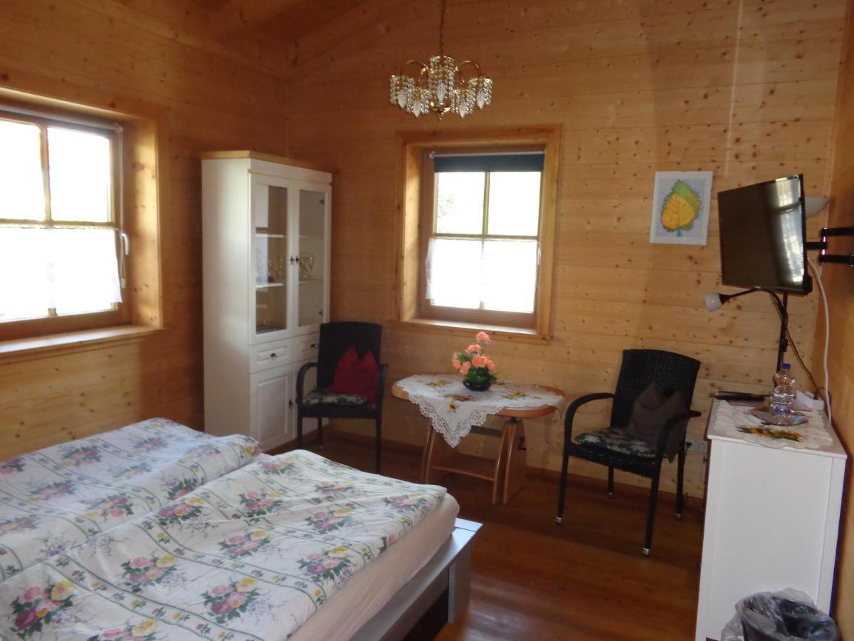 Barrierefreies Zimmer Im Blockhaus Mit Sauna Am See Soyen Exterior photo